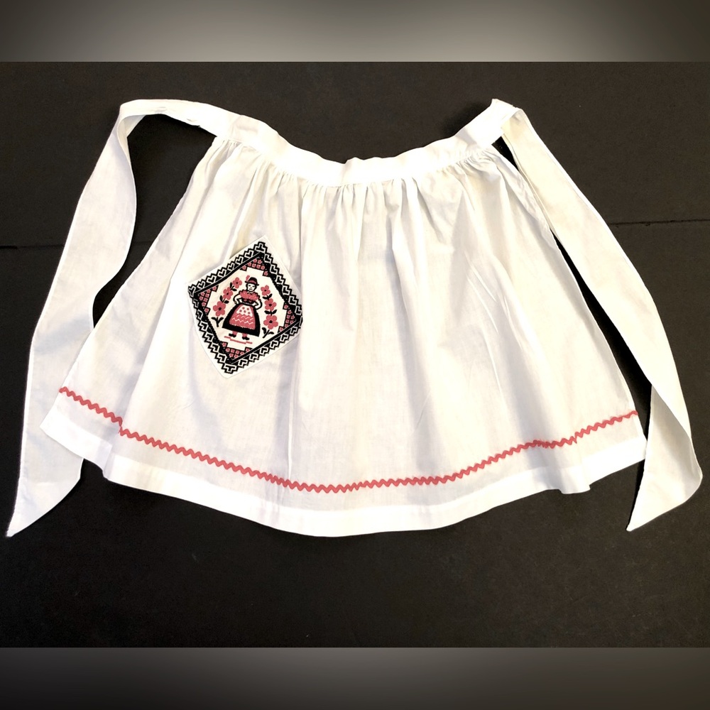 Vintage White Cotton Half Apron w/Ukrainian Girl Embroidered Pocket Zig Zag Trim